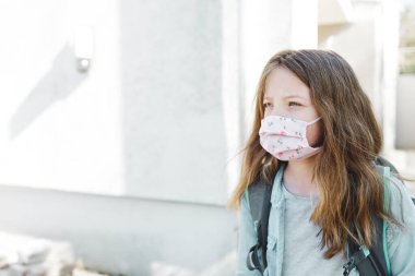 Ağız maskeli güzel kız korona karantinasından sonra okula gidiyor.