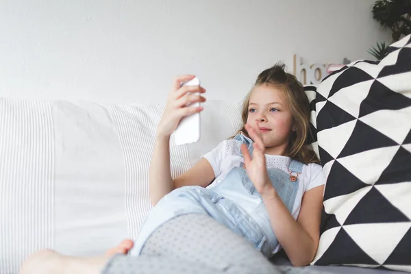 Νεαρή Κοπέλα Smartphone Στον Καναπέ Κάνει Βιντεοκλήση Κατά Διάρκεια Της — Φωτογραφία Αρχείου