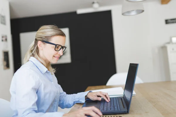 Bastante Joven Mujer Negocios Con Camisa Azul Gafas Trabajo Oficina — Foto de Stock