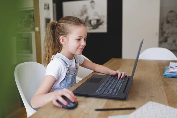 Dziewczyna Pracuje Laptopie Podczas Nauki Domu Podczas Kryzysu Korony — Zdjęcie stockowe