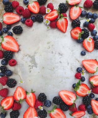 beton arka planda çeşitli meyveler