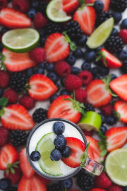 Yukarıdan çekilen arka plandaki farklı taze böğürtlenler.