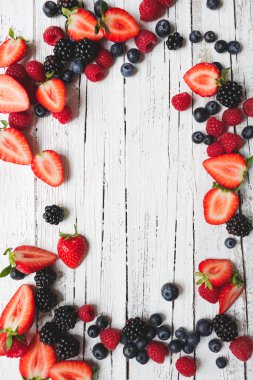 Beyaz ahşap arka planda çeşitli meyveler