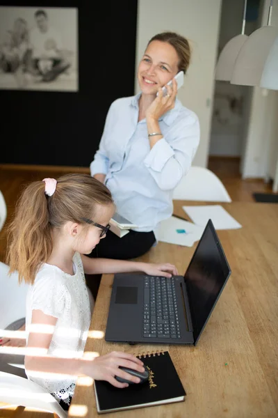 Dolgozik Otthoni Irodában Telefonon Beszél Lányával Magántanuló Laptop Alatt Koronaválság — Stock Fotó