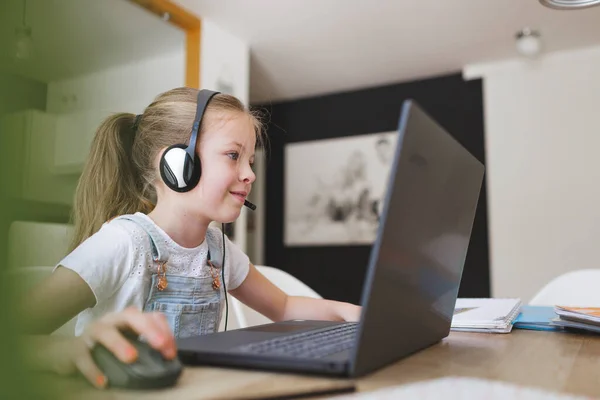 Piękna Młoda Dziewczyna Słuchawkami Domu Nauka Laptopem Podczas Kwarantanny — Zdjęcie stockowe