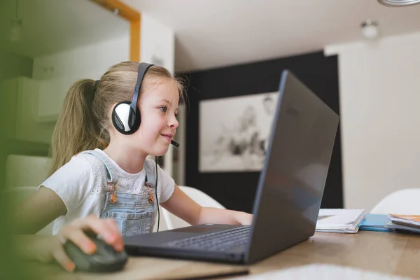 Hermosa Joven Con Auriculares Casa Estudiando Con Ordenador Portátil Durante — Foto de Stock