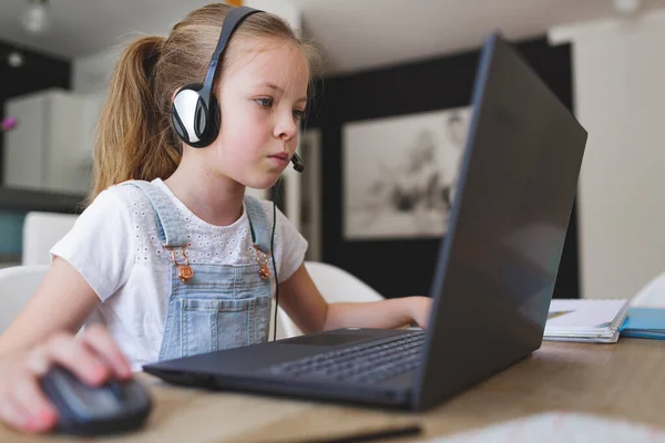 Hermosa Joven Con Auriculares Casa Estudiando Con Ordenador Portátil Durante —  Fotos de Stock