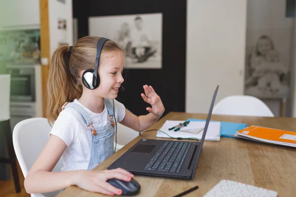 Piękna Młoda Dziewczyna Słuchawkami Domu Nauka Laptopem Podczas Kwarantanny — Zdjęcie stockowe