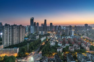nanchang Çin'de kuş görünümü. gökdelen inşaat ön planda. sis, bulutlu gökyüzü ve kirliliği. Bund (nanchang) alanı