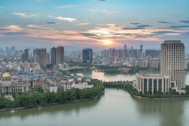 Şehirde günbatımı