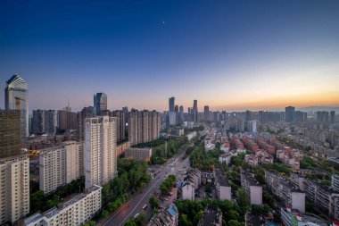 nanchang Çin'de kuş görünümü. gökdelen inşaat ön planda. sis, bulutlu gökyüzü ve kirliliği. Bund (nanchang) alanı