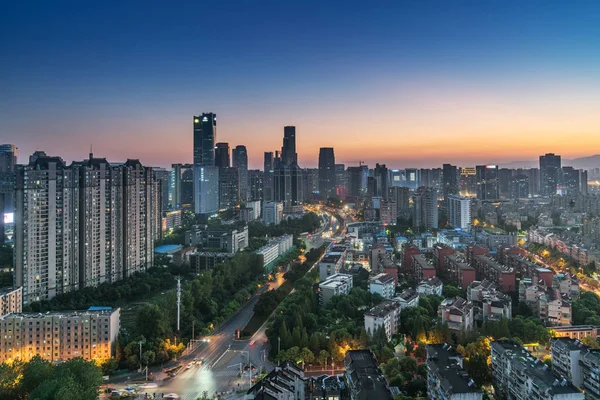 Fågel Visa Nanchang Kina Skyskrapa Uppbyggnad Förgrunden Dimma Mulen Himmel — Stockfoto