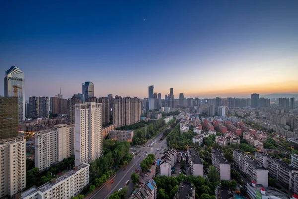 Fågel Visa Nanchang Kina Skyskrapa Uppbyggnad Förgrunden Dimma Mulen Himmel — Stockfoto