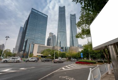 Şehir caddesinde boş ilan panosu