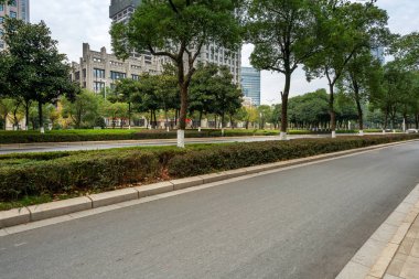 yol asfalt ve modern şehir