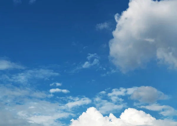 O céu azul e nuvens brancas — Fotografia de Stock