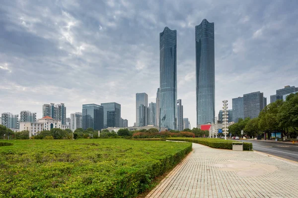 Şangay 'da modern bina geçmişi olan şehir parkı. — Stok fotoğraf