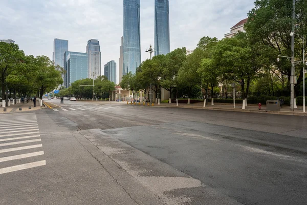 Století avenue pouliční scény v Šanghaji Lujiazui, Čína. — Stock fotografie