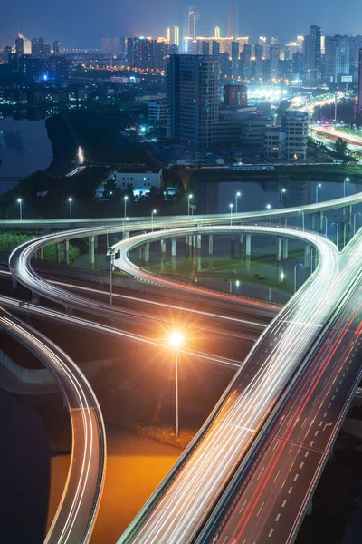 Paso elevado de los senderos de luz, hermosas curvas. — Foto de Stock