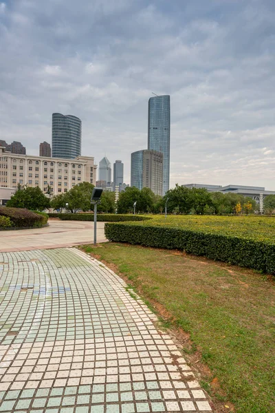 Parque de la ciudad con el fondo del edificio moderno en Shangai —  Fotos de Stock