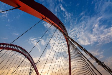 Günbatımında kablo köprü olarak kaldı