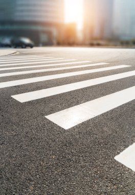 Zebra açık yoldan geçiyor.