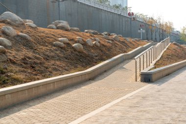 Modern bir binanın korkuluk ve merdivenlerinin detaylarını kapat.