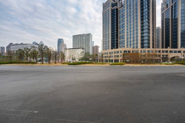 yol asfalt ve modern şehir