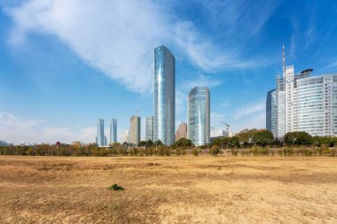 Modern şehrin boş, modern meydanı ve gökdelenleri