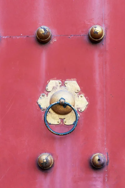 Ancient door bolt in China — Stockfoto