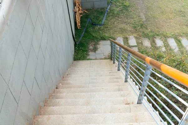 Gros plan et détails de la rampe et des escaliers d'un bâtiment moderne — Photo