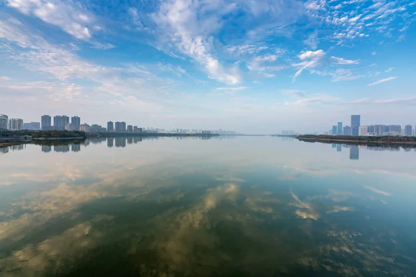 Vista Del Cielo Azul Sobre Lago Fondo Ciudad — Foto de Stock