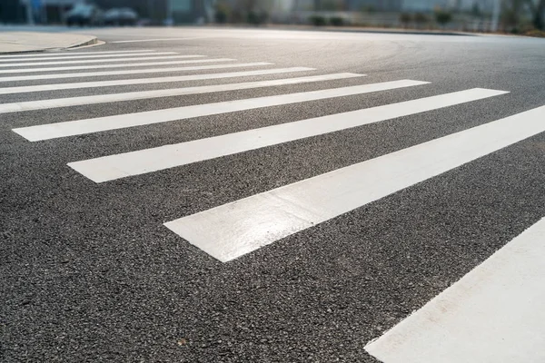 Zebra oversteek op buitenweg — Stockfoto