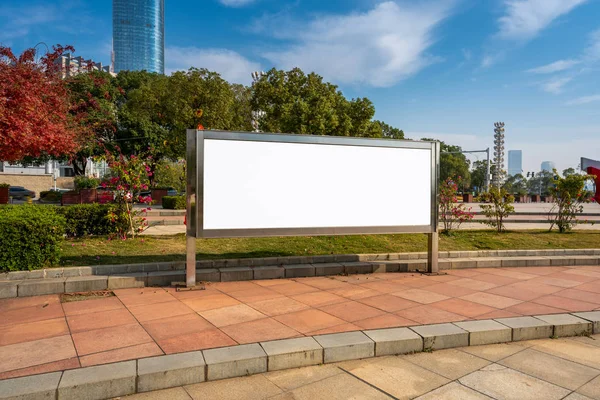 Pusty billboard na ulicy miejskiej — Zdjęcie stockowe