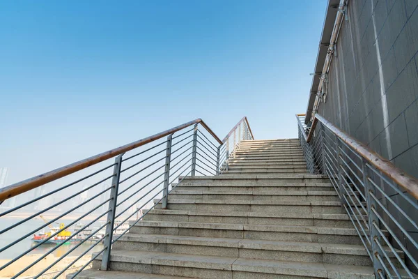 Cierre y detalles de barandilla y escaleras de un edificio moderno —  Fotos de Stock