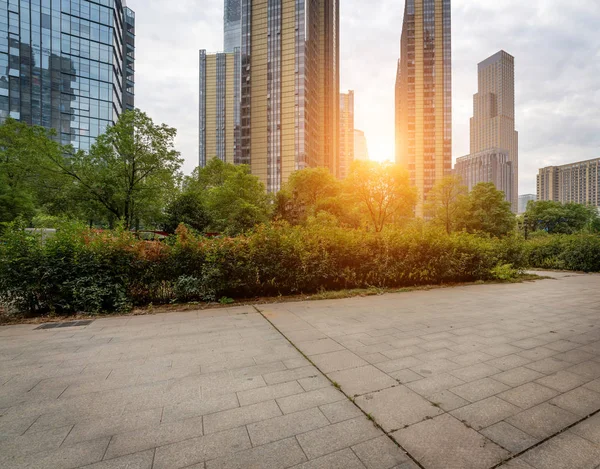 Stadspark met moderne gebouw achtergrond in shanghai — Stockfoto