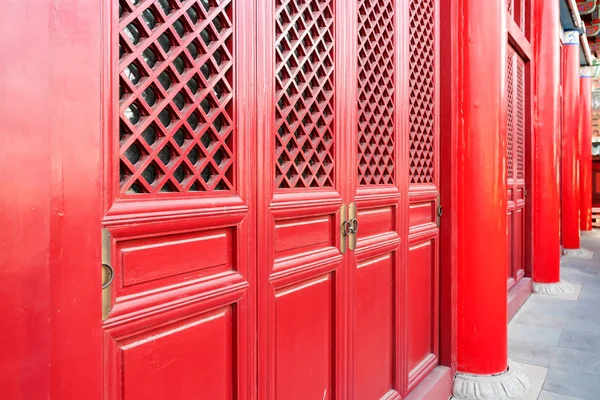 Červené Dřevěné Dveře Nebo Brána Starobylé Čínské Architektury Zahrada — Stock fotografie