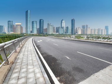 yol asfalt ve modern şehir