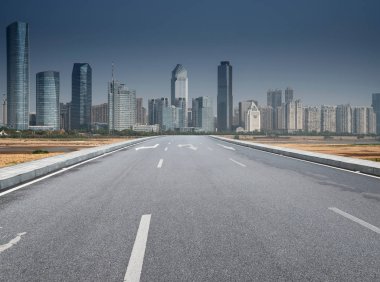 yol asfalt ve modern şehir