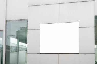 Şehir caddesinde boş ilan panosu