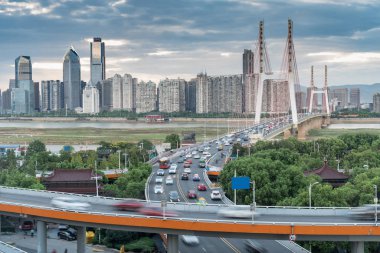 Şangay 'da trafik sıkışıklığında şehir otoyolu kavşağı.