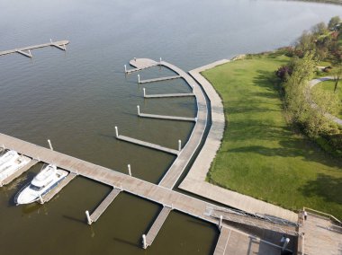 Limanda park etmiş bir yat var.