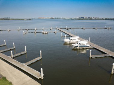 Limanda park etmiş bir yat var.