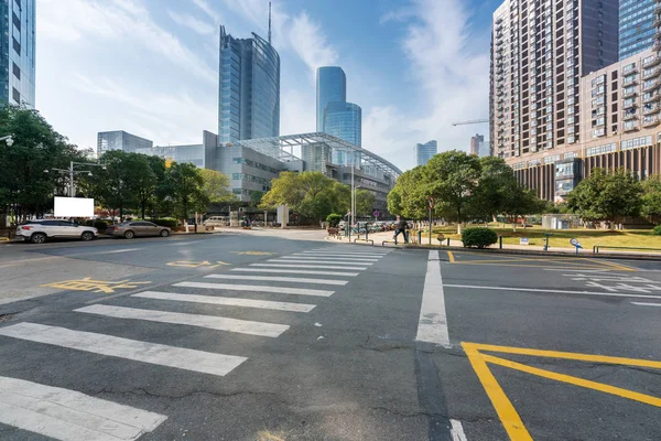 La avenida del siglo de la escena de la calle en Shanghai Lujiazui, China. — Foto de Stock