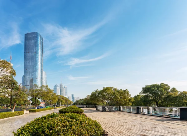 Tomma, moderna torg och skyskrapor i modern stad — Stockfoto