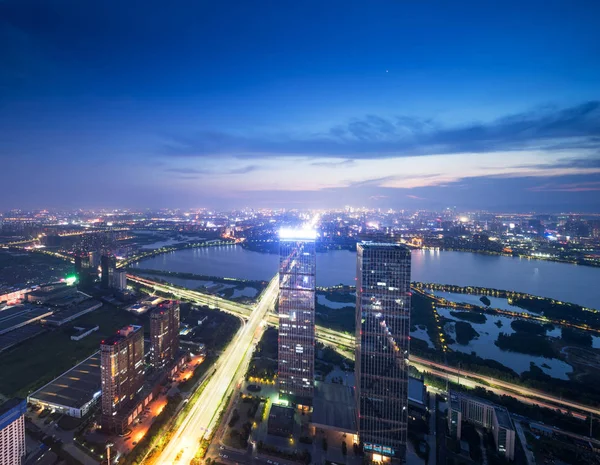 Fågel Visa Nanchang Kina Skyskrapa Uppbyggnad Förgrunden Dimma Mulen Himmel — Stockfoto