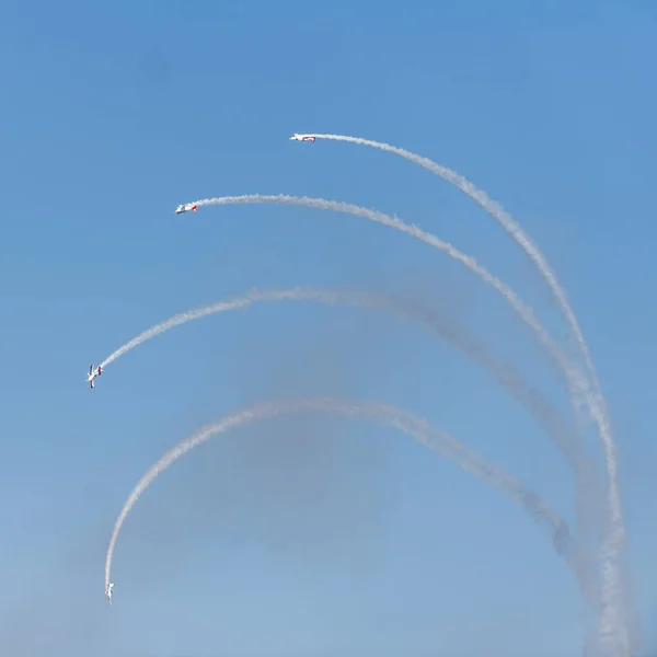 Aviones Exhibición Aérea Equipo Acrobático Realiza Vuelo Espectáculo Aéreo — Foto de Stock