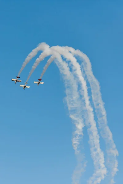 Самолеты Авиашоу Аэробатическая Команда Выполняет Полет Авиашоу — стоковое фото