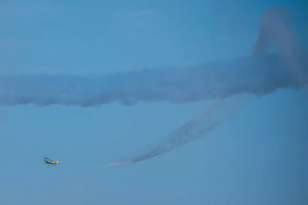 Flugzeuge Auf Airshow Kunstflugteam Führt Flug Bei Flugschau Durch — Stockfoto