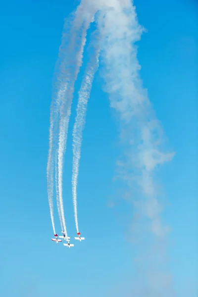 Flugzeuge Auf Airshow Kunstflugteam Führt Flug Bei Flugschau Durch — Stockfoto